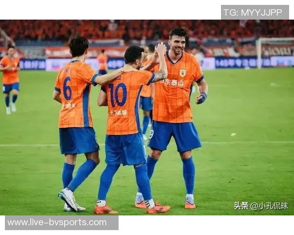 后场防守失误致命奥斯卡助攻侯永永头球破门泰山队暂时落后玉昆队