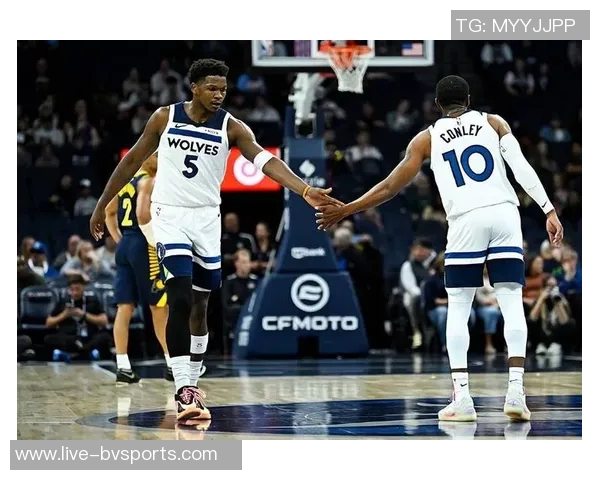 兰德尔上半场表现稳定11投6中贡献14分4篮板1助攻1抢断