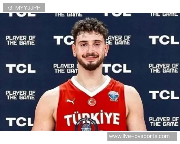 火箭队训练气氛愉快亚当斯谢泼德申京笑容满面展现团队精神