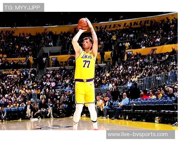 雷迪克透露詹姆斯本周积极参与个人训练提升状态 雷迪克透露詹姆斯本周积极参与个人训练提升状态