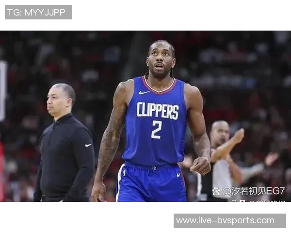 马内因背后犯规被VAR判罚黄牌引发争议球迷热议裁判判决合理性