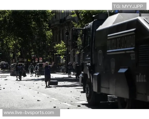 阿根廷全队球员佩戴黑色袖标悼念已故博卡主帅鲁索的感人时刻